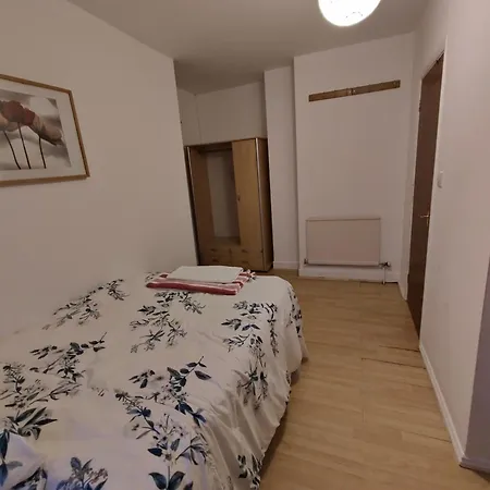 Spacious 4 Beds - All Private Bathrooms In Canary Wharf